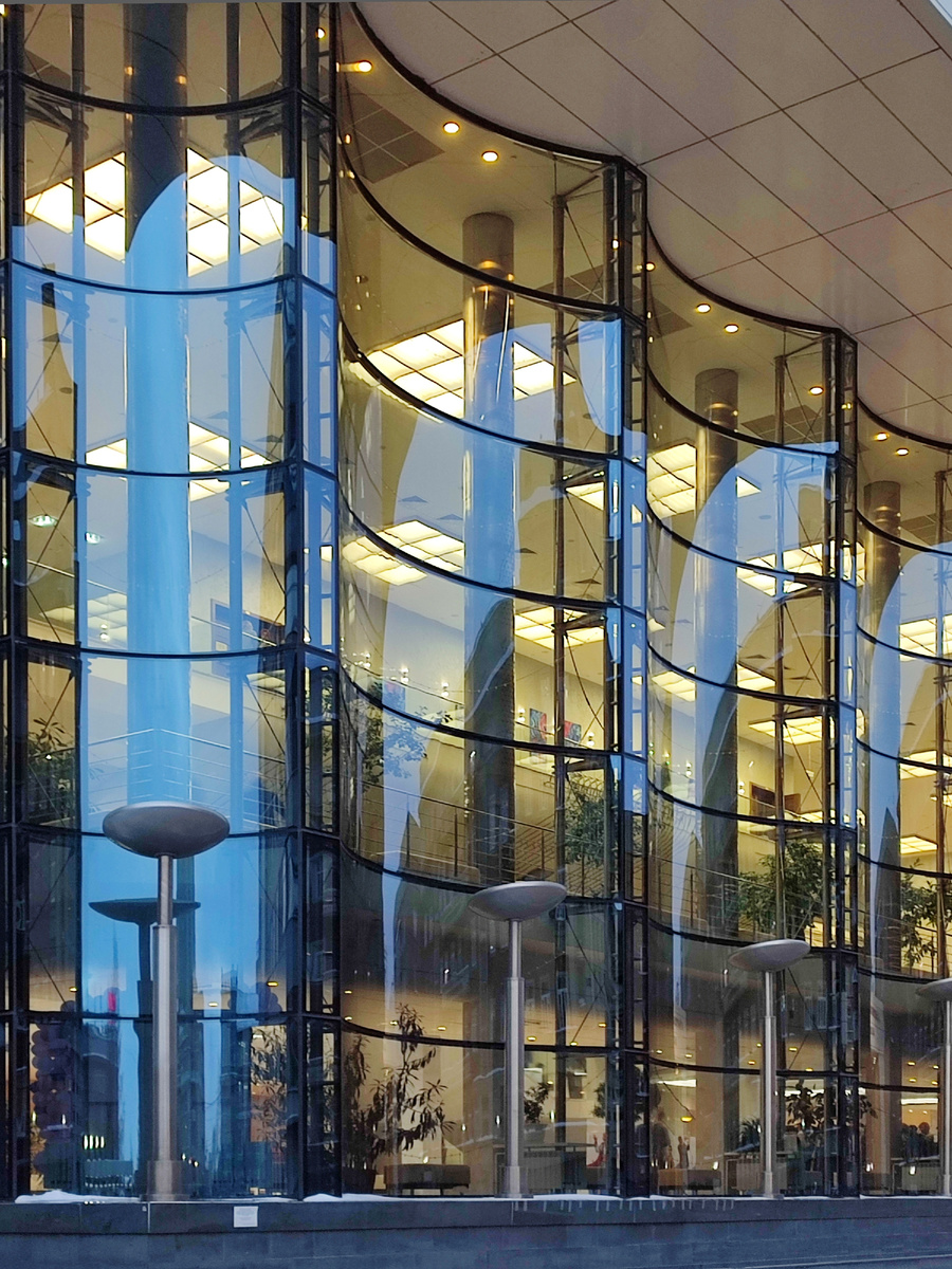 Восхитительная стеклянная стена зала! Днем она темно-синяя, а когда внутри включается свет, становится прозрачной