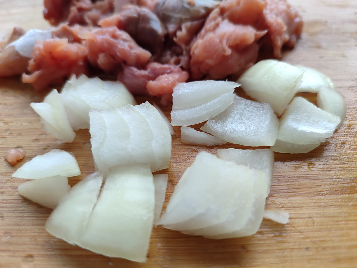 Половина небольшой луковки.