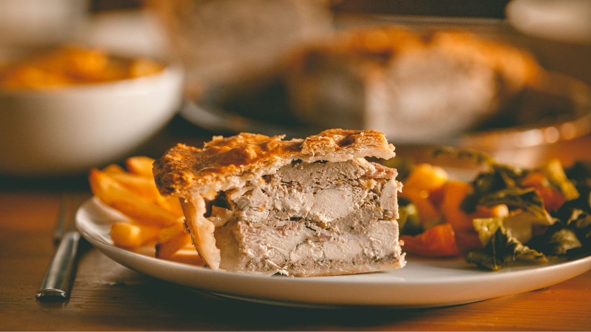 Пирог из слоёного теста с курицей, беконом и грибами