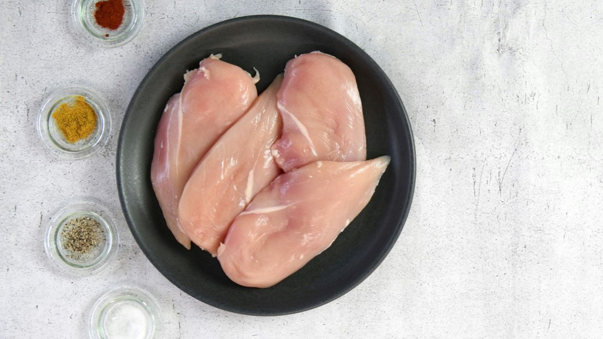 Игридиенты пирога из слоёного теста с курицей, беконом и грибами