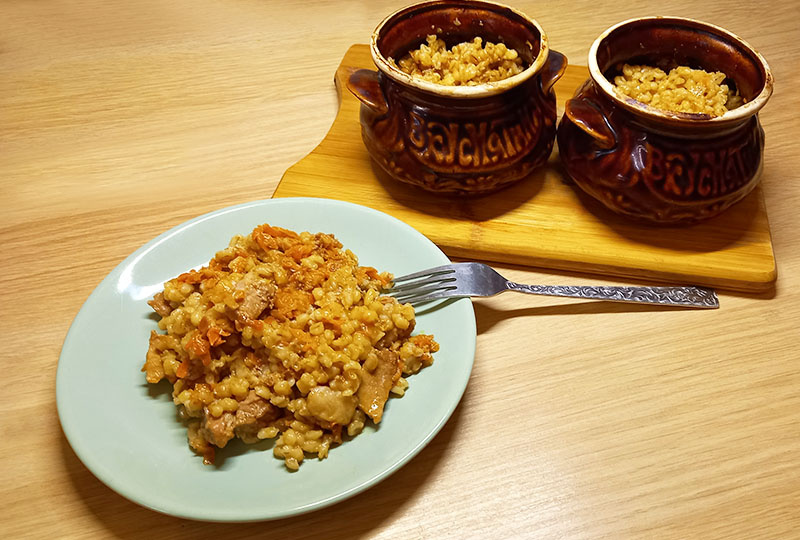 Свинина с перловкой в горшочках