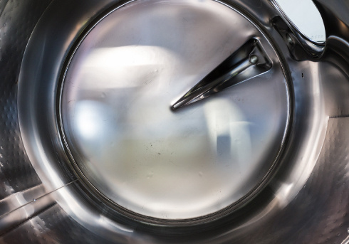 По возможности цельный. Сливные отводы в нижней части бака и и вентиляционные каналы части верхней отформованы из единого листа, а не из сваренных листов, что сводит к минимуму скопления грязи и винного камня.