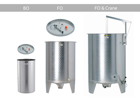 Баки переменной емкости также называемые «открытыми» допускают изменение емкости в зависимости от года. 
Они имеют цилиндрическую форму и оснащены подвижной внутренней (уплотняющей) крышкой, подвешенной на веревке или кране, которую можно опустить на соответствующую высоту жидкости и герметизировать, чтобы обеспечить воздухонепроницаемую среду с минимальным воздушным пространством над уровнем жидкости. Такие крышки обычно называют «плавающими». Таким образом, бак емкостью 1100 литров можно использовать для 700 литров вина или гораздо меньших объемов, в зависимости от урожайности. Эти резервуары идеально подходят как для брожения, так и для созревания, а также для требований различной производительности.
Баки переменной емкости SPEIDEL имеют очень прочную конструкцию. Они идеально круглые, и это, в дополнение к укрепляющей кромке/отбортовки и герметизирующей камере на внутренней плавающей крышке, обеспечивает герметичность резервуара. Емкости этого типа бывают с плоским дном серия BO или баки полного слива, установлены на ножках серия FO1. 
Баки серии FO , аналогичны серии FO1, но значительно разнообразнее по объемам и опциям. И если вы задаетесь вопросом «какой бак выбрать?», то эта серия достойна вашего пристального внимания. Ёмкости могут быть оснащены рубашками охлаждения для контроля температуры, смотровыми стеклами для контроля уровня, дверцами люков для облегчения осмотра и мойки, а также нижними люками для мезги, как серия баков для красного вина.