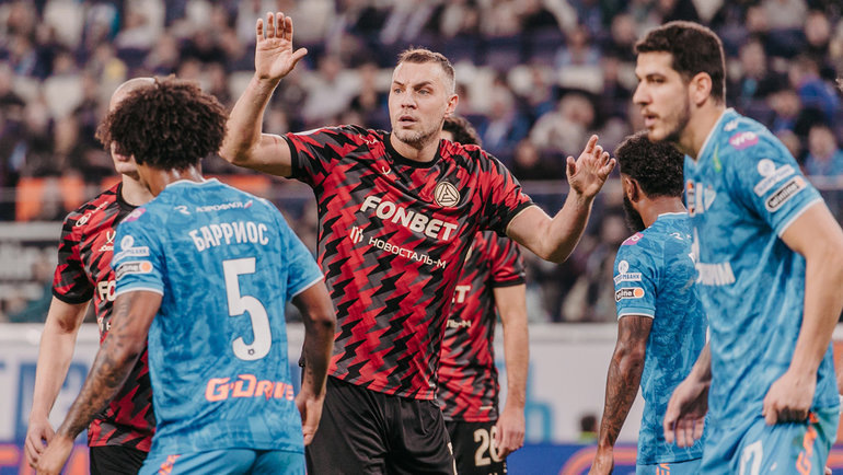    Артем Дзюба в матче «Зенит» — «Акрон» (1:2). 7 декабря 2024 года. Санкт-Петербург.ФК «Акрон»