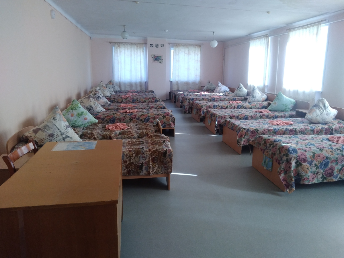 Кровати в общежитии. Дверей в комнату, естественно, нет