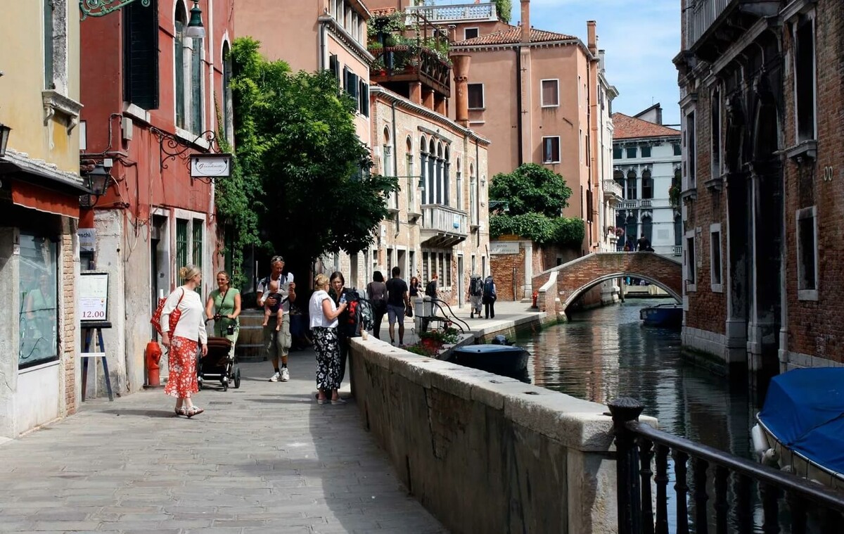    Улицы Венеции — это каналы, по которым передвигаются на гондолах и лодках, а пешеходные зоны состоят из узких улочек и мостов, соединяющих более 100 островов.Источник изображения: travelfoto.co