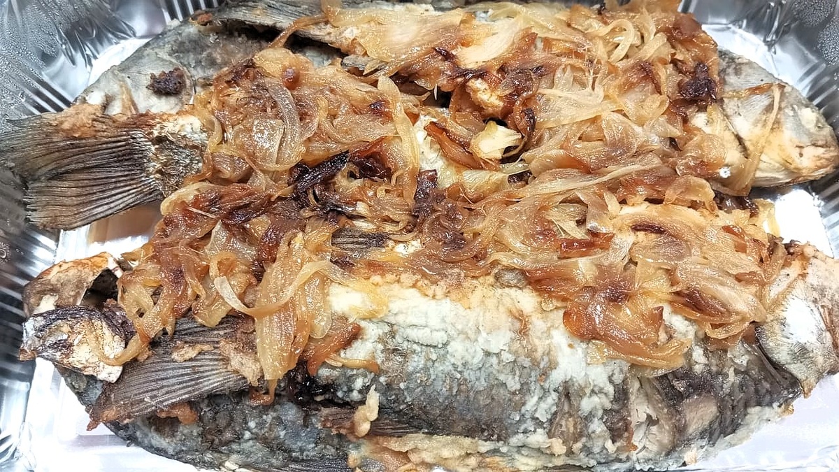 Жареный карась с луком. Фото: Наталья Емельянова /АиФ.