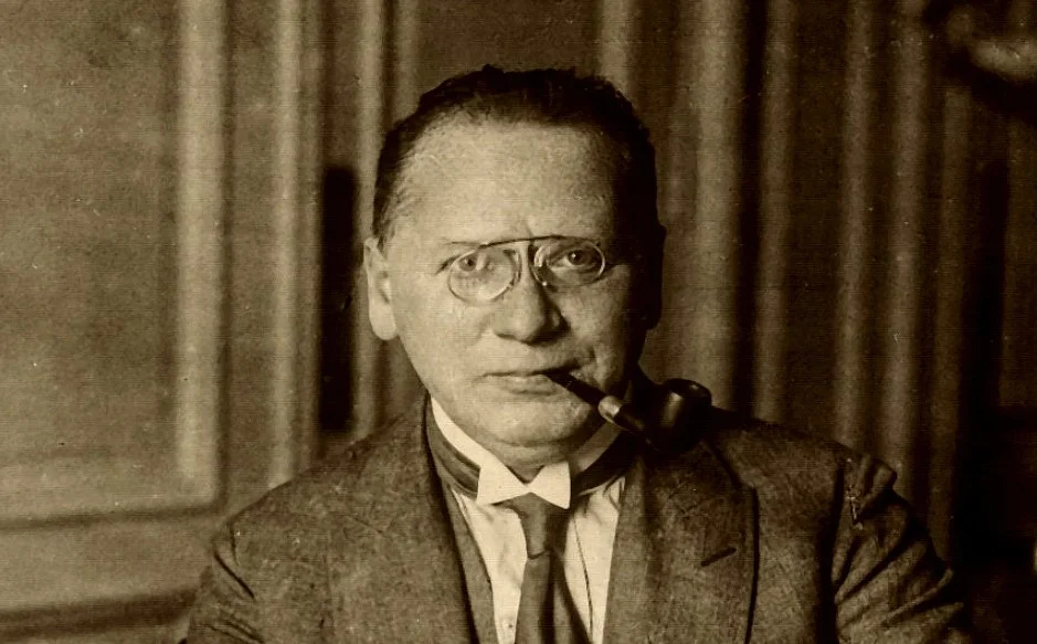 Макси́м Макси́мович Литви́нов, урождённый Меер-Генох Моисеевич Валлах (5 (17 июля) 1876, Белосток, Гродненская губерния, Российская империя — 31 декабря 1951, Москва, РСФСР, СССР) — революционер, советский дипломат и государственный деятель, народный комиссар по иностранным делам СССР (1930—1939). 8 ноября 1917 года, на следующий день после Октябрьской революции, Совет народных комиссаров (Совнарком) назначил Максима Литвинова полномочным представителем Советского правительства в Соединенном Королевстве Великобритании. В 1918 году Литвинов пикировался с Керенским в британской прессе. В последствии был аретован британскими властями и обменян на Локкаота. Однако успел в 1917 году вытащить Чичерина из британской тюрьмы. В 1921 году Литвинов был назначен первым заместителем народного комиссара иностранных дел, вторым по рангу после Чичерина.