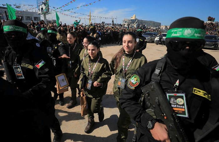    Четыре израильские женщины-военнослужащие — Наама Леви, Лири Альбаг, Даниэлла Гилбоа и Карина Ариев — освобождены боевиками ХАМАС.Hamas Military Wing/Reuters