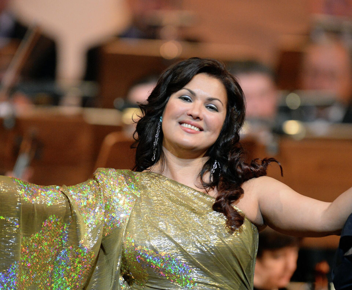 Анна Нетребко (Супер-комбо везения и открытых дорог: Юпитер в Соединении с Нептуном и всё в Стрельце в 12 доме — успех и слава за границей). Кстати, если наблюдать за Анной в соцсетях, а также изучить биографию, то очень хорошо видны везение Стрельца, ну и его горделивость. Анна — коренная казачка (родословная), в 17 лет выиграла конкурс «Мисс Кубань», который вел сам Александр Масляков. Меня зацепили те сториз, где Анна, скажем так, недовольна, что уборщица ползёт со своим веником позади кавалерии и портит ей вид из окна. Чисто Стрельцовский гонор: ходят мне тут всякие непотребные. Фото взято с сайта РИА_новости