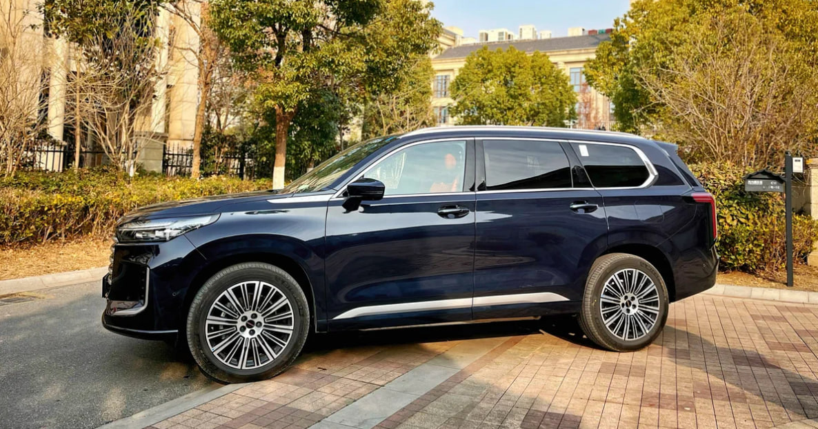 Exeed VX C-DM - новый флагман бренда получил гибридную модификацию в России.