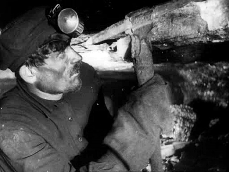 Кадр из документального фильма режиссера Дзиги Вертова «Энтузиазм: Симфония Донбасса» (Enthusiasm)