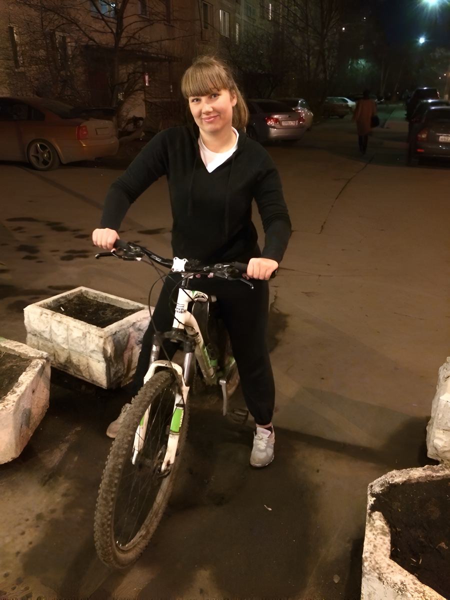 Не нашла фотки того времени с пробежек, но нашла с великом. Просто представьте, что я здесь бегу 😄