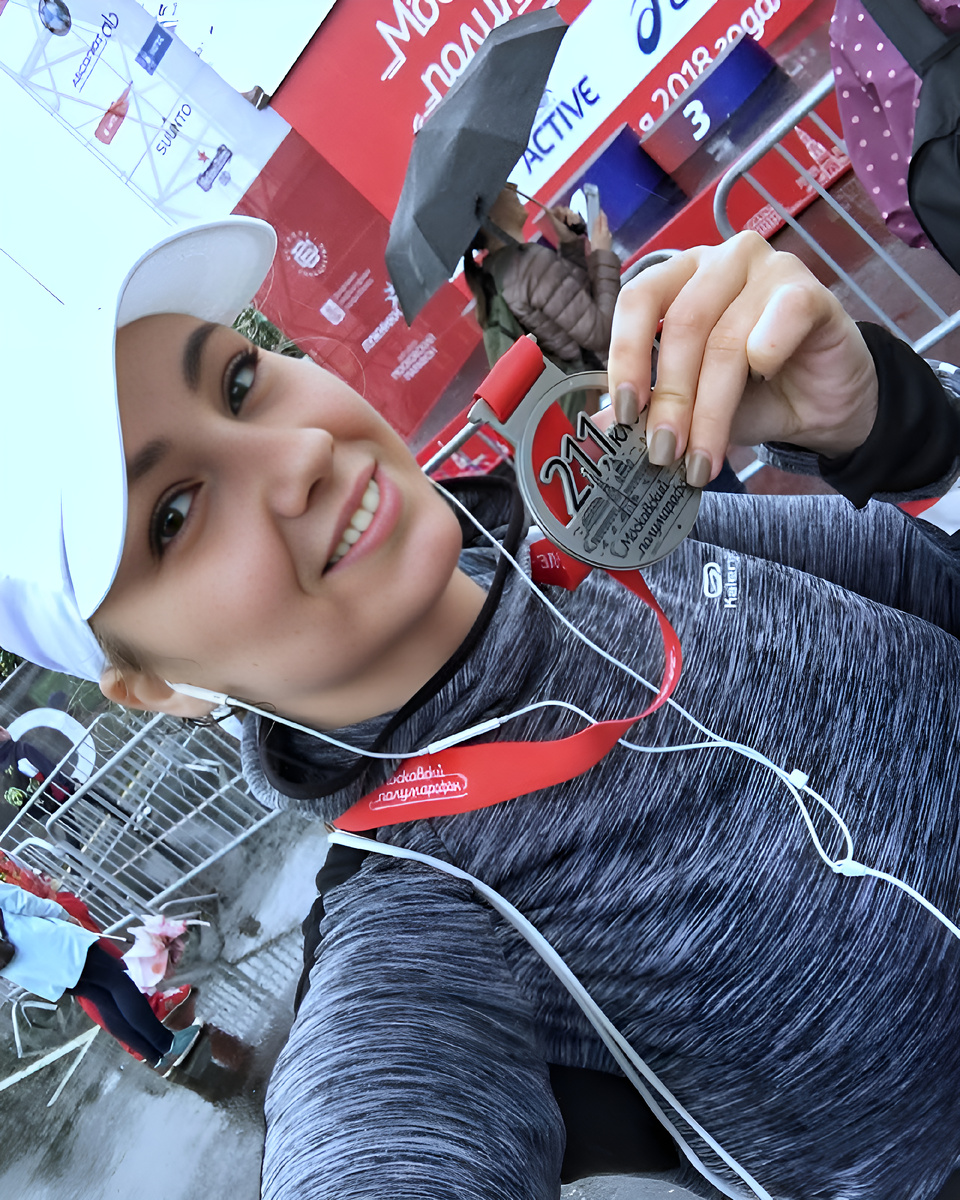 Радостная финишировала как всегда в дождь. Это забавный забег, на котором я не смогла сдать вещи в камеру хранения и бегу с ними в рюкзаке 21 км 🤣