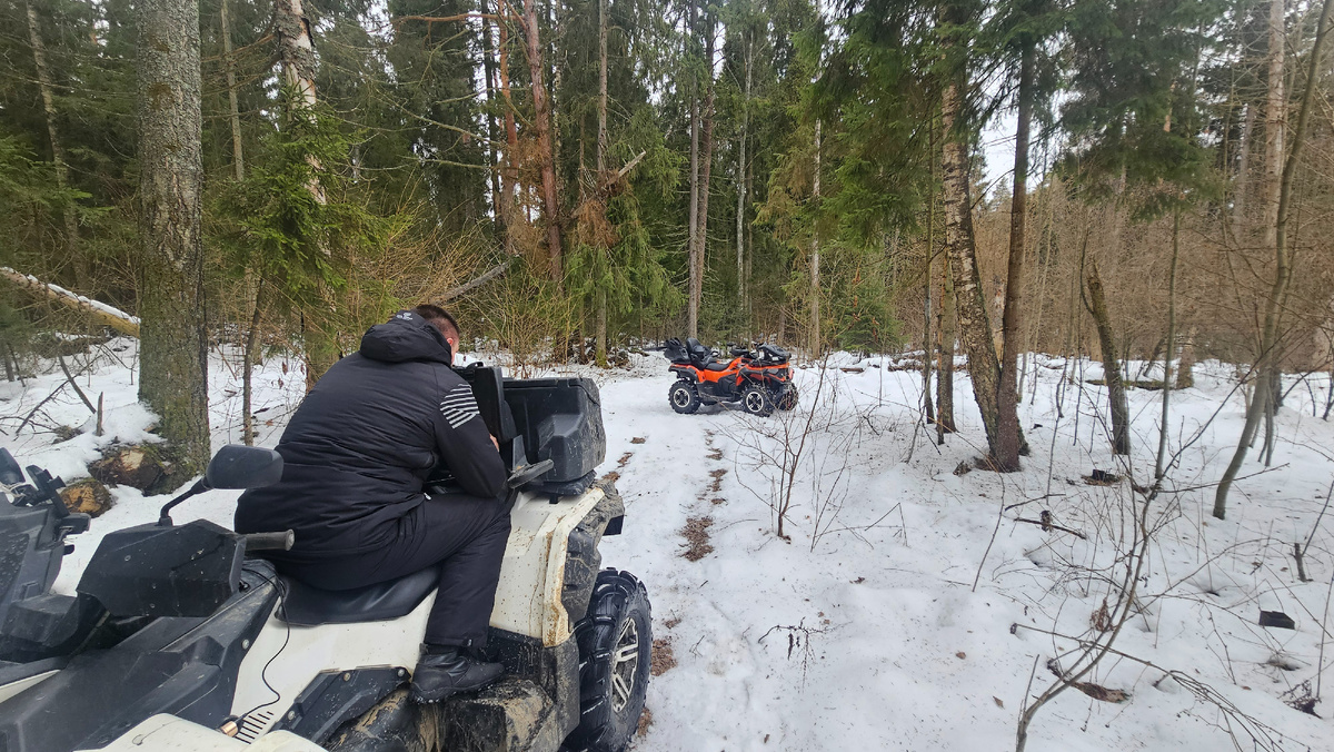Роман устанавливает камеру.