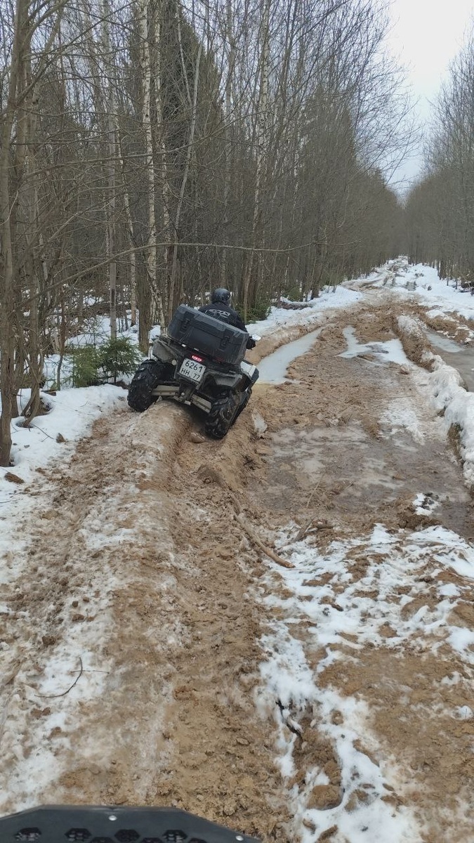 Лучше в это время года когда земерзло держать по середине, но при этом убедившись что лед прочный и замерз.