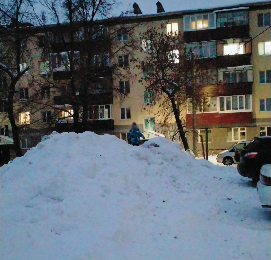 Отвезли дочку на праздник и немного с сыном прогулялись. Точнее он с горы снежной катался, а я рядом стояла. 