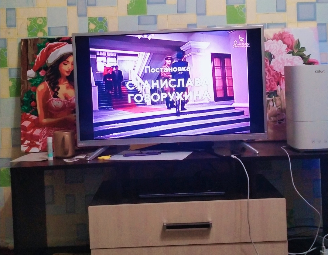 Пока ждали дочку дома, я смотрела "Место встречи изменить нельзя". Правда до конца так и не досмотрела. Он в 2 часа ночи заканчивался.