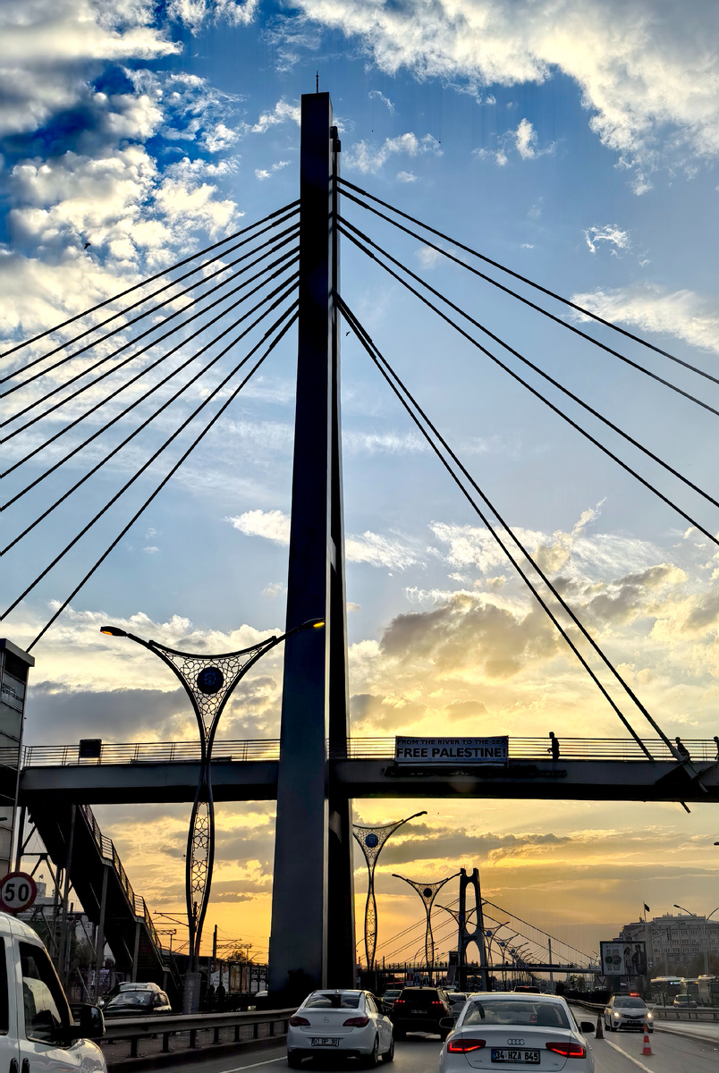 Закат на обычном проспекте в Измите. 