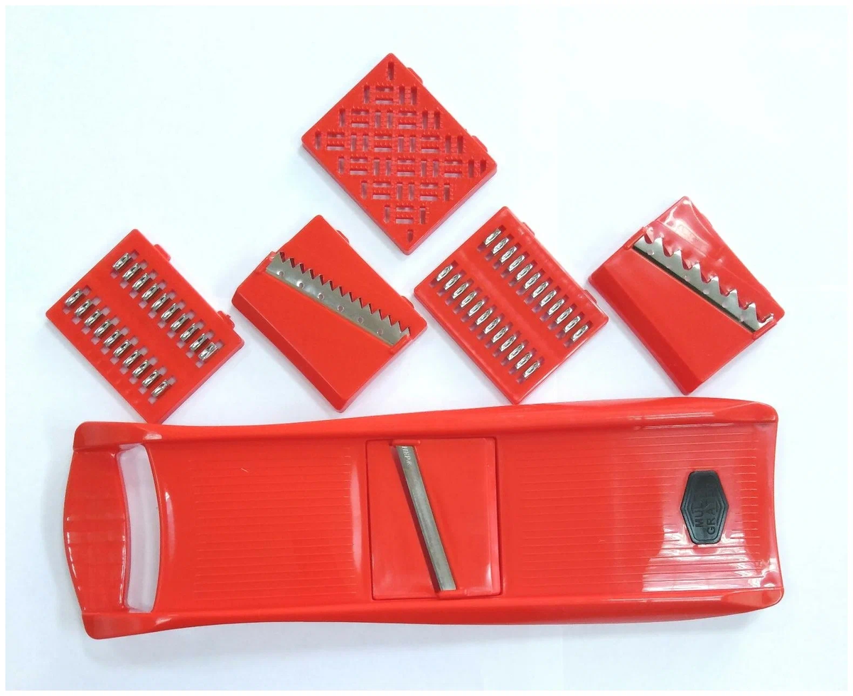 верхняя накладка удобна, чтобы тереть морковь в пюре