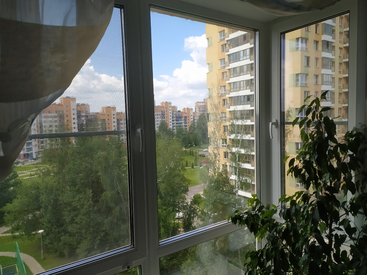 Вид из окна нашей квартиры, не хотелось продавать такую красоту. :)