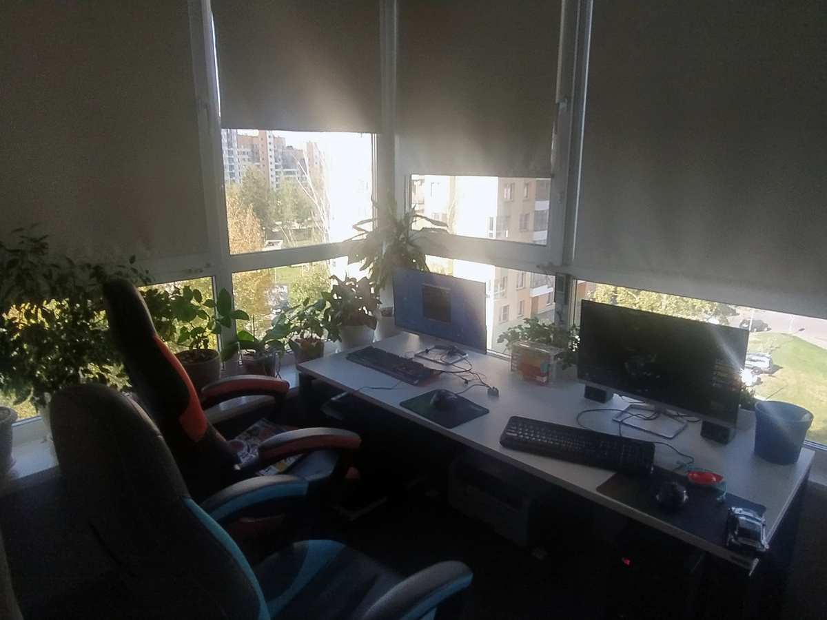 Наш кабинет в квартире на балконе, в котором еще все время тусили двое детей.