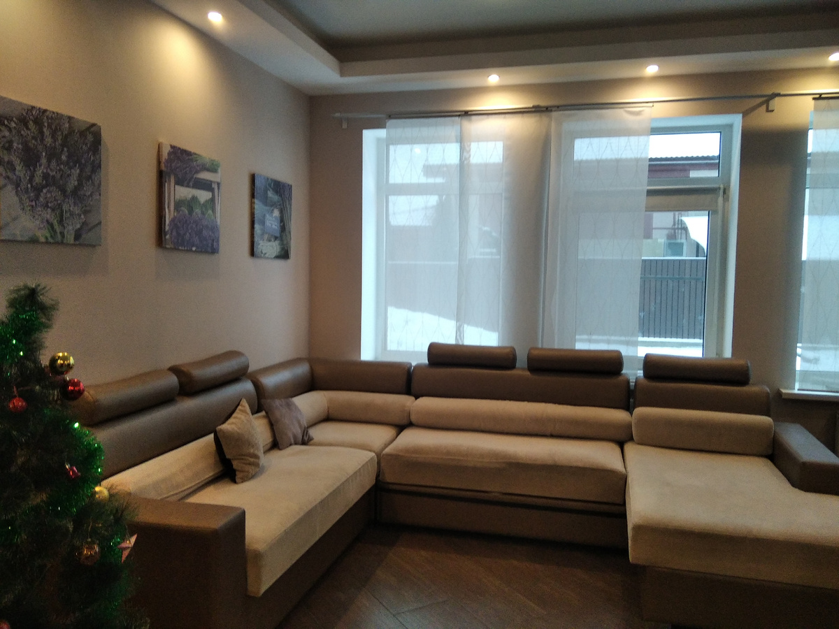 Штор не было. Вместо них висели жалюзи. 