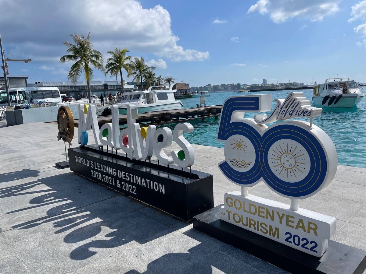 Инсталляция на выходе из аэропорта Мале.