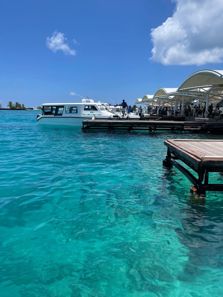 Да да! Вода именно такого цвета! Даже возле аэропорта Мале!