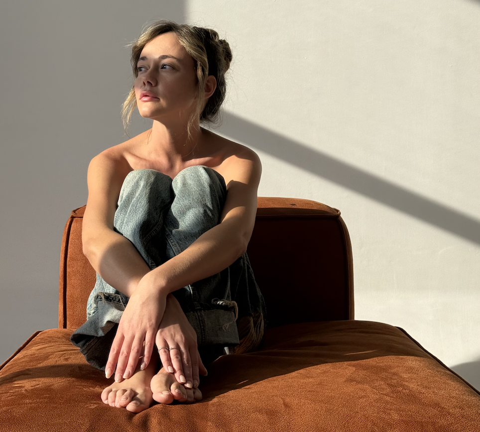 Я Лена, универсальный психолог который работает с любыми запросами. 
Веду блог, открываю правду, быстро возвращаю равновесие.