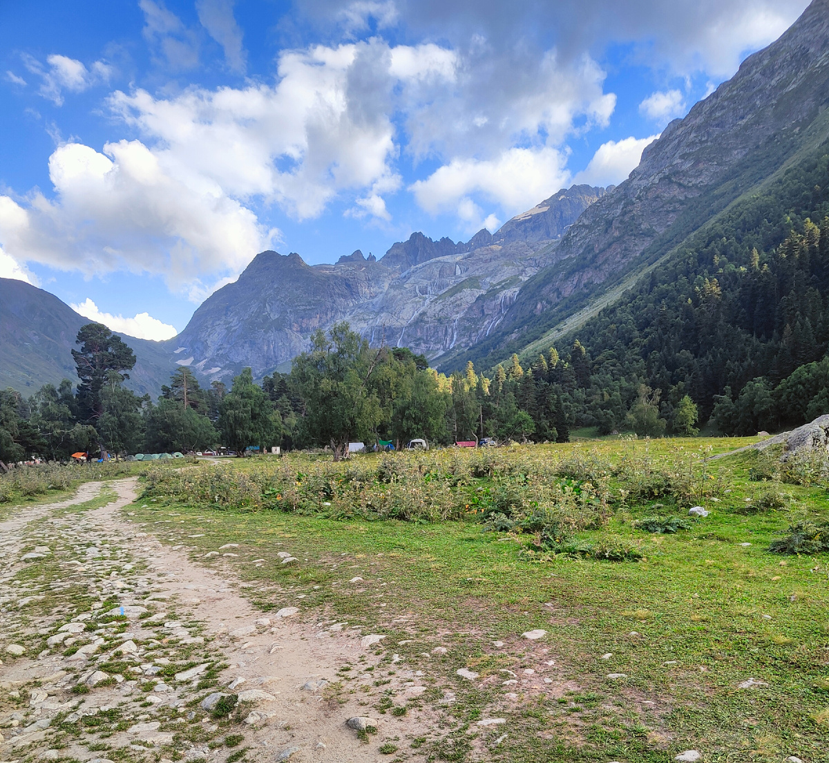 Вдалеке видны многочисленные палатки. Место пользуется большой популярностью у любителей отдыха на природе