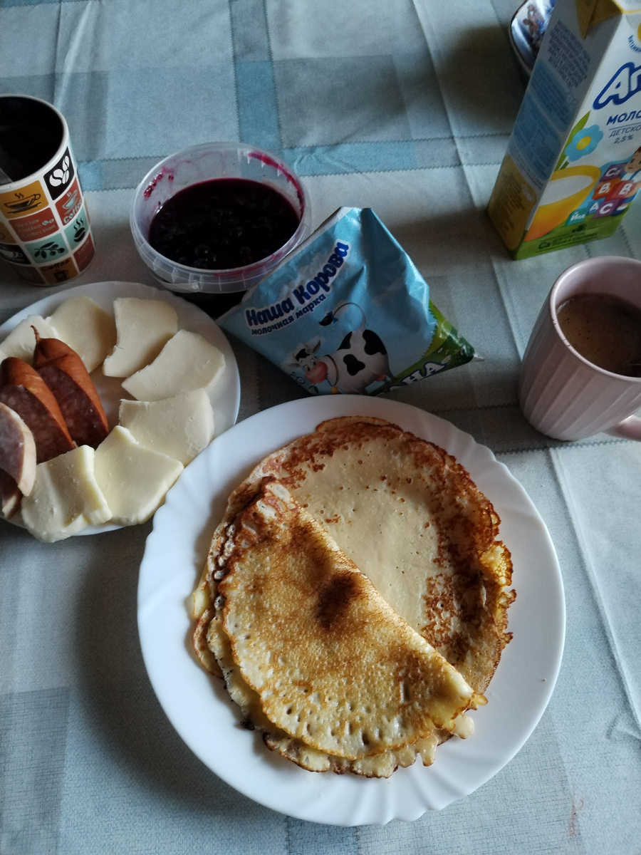 Любимая еда у Коли - блины!