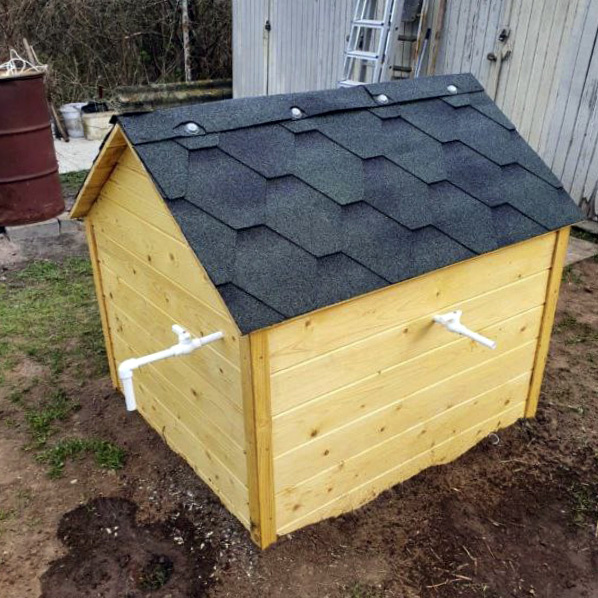 Утепленный домик для абиссинской скважины, внутри утеплен пеноплексом 100мм.