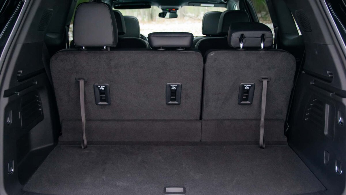 Грузовое пространство за третьим рядом составляет 651 литр, что, по данным GMC, на 80 процентов больше прежнего. Так что еженедельные закупки не проблема.