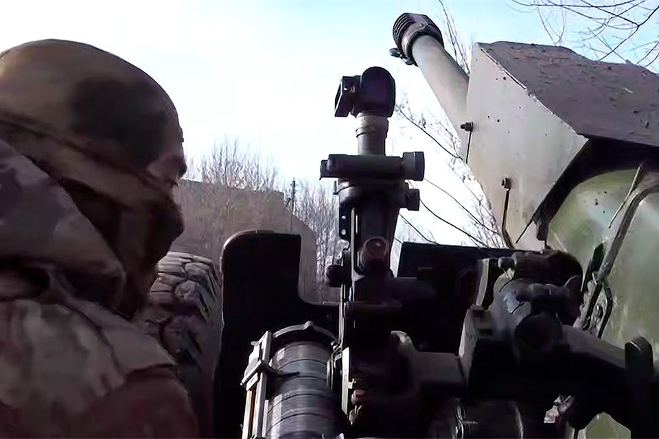 Расчеты кочующих орудий Д-30 отдельного гвардейского десантно-штурмового соединения ВДВ из Бурятии оказывают огневую поддержку штурмовым подразделениям, выдавливающим противника из Курского приграничья. Фото: Минобороны РФ