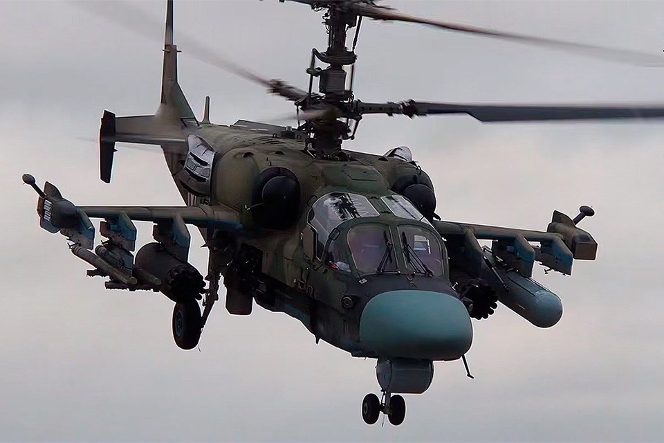 Экипаж Ка-52м в составе смешанной тактической группы сорвал ротацию ВСУ, уничтожив бронетехнику и личный состав противника в приграничном районе Курской области. Фото: Минобороны России