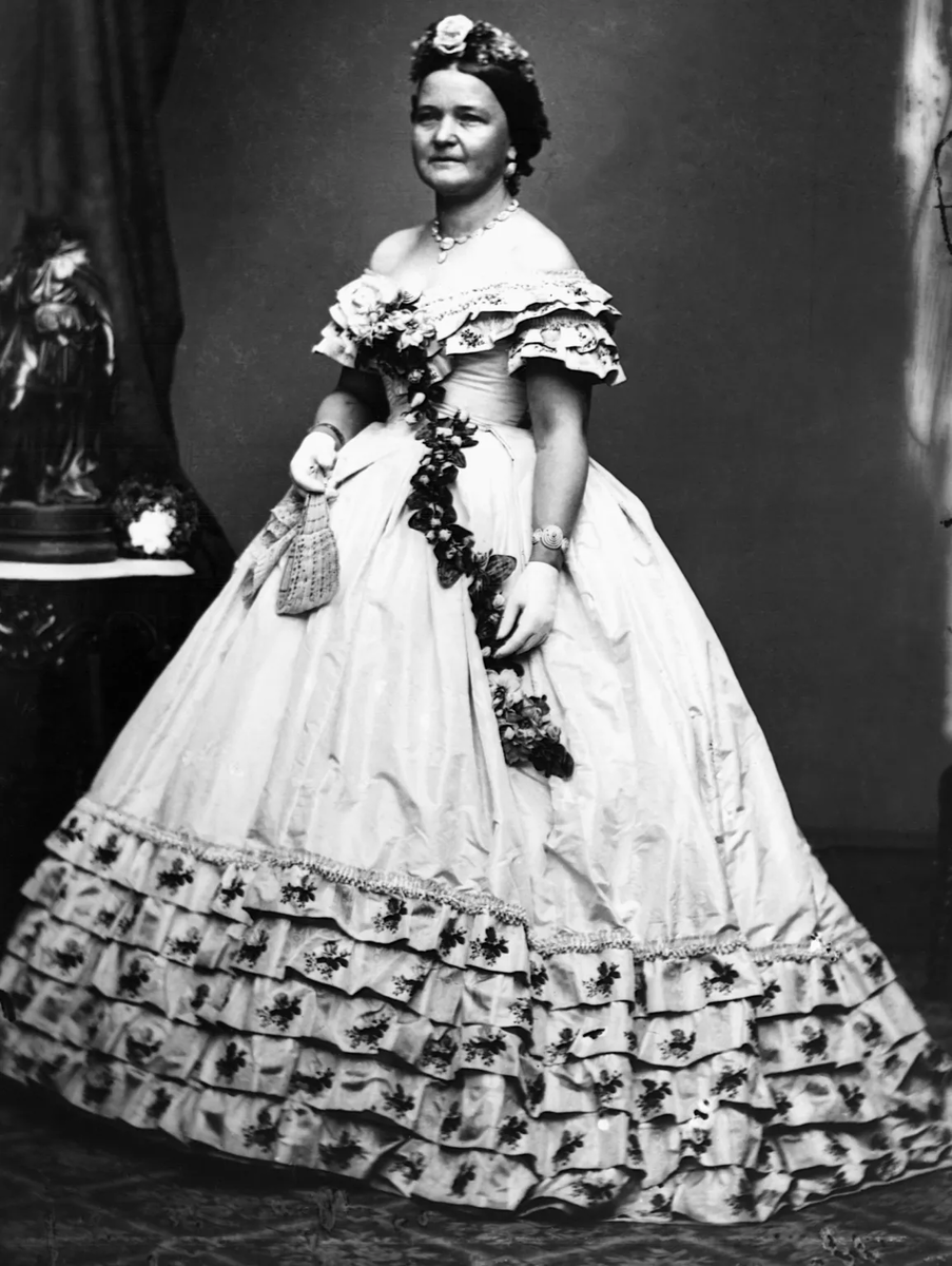 Мэри Тодд Линкольн в том, что, как полагают, является ее платьем, на инаугурационном балу президента Авраама Линкольна в 1861 году.