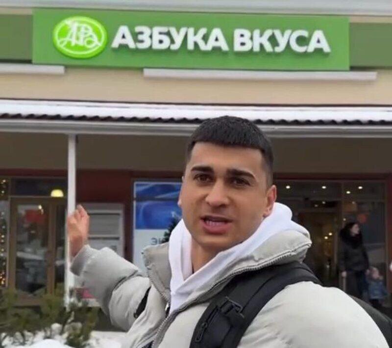 Житель Саратова в столичном магазине Азбука вкуса. Фото: Кадр из видео. Фотография взята из открытых источников.  📷
