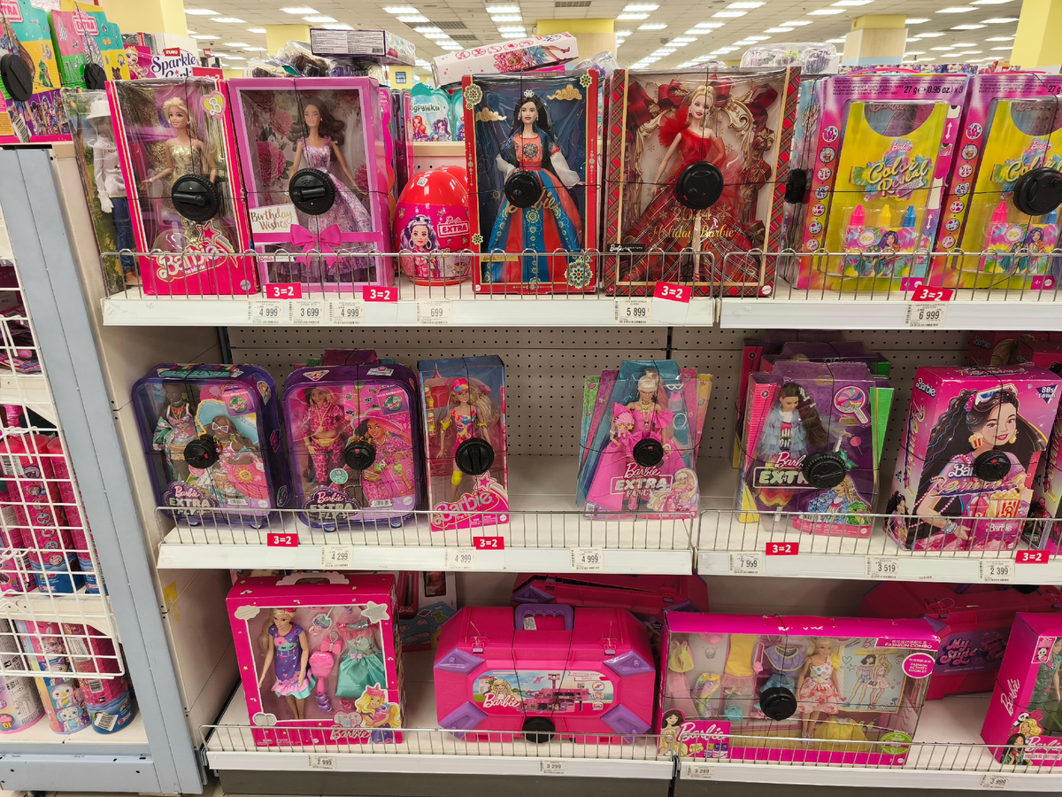 Вся полка в кадр не влезла, это половина. 