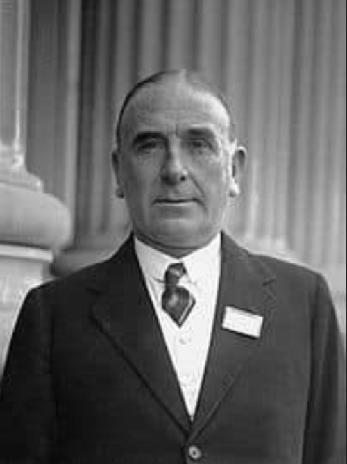 Роберт Горн, первый виконт Хорн Сламаннан — британский юрист, бизнесмен и государственный деятель, канцлер казначейства Великобритании (1921—1922). Во время Первой мировой войны проходил военную службу в Корпусе королевских инженеров, где получил звание подполковника. В 1918 г. был возведен в рыцарское достоинство.