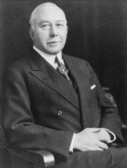 Джон Лесли Уркварт.  — шотландский предприниматель, миллионер, изобрететатель. Родился недалеко от Измира. Получил среднее образование на Ближнем Востоке, высшее — в Эдинбургском университете. К моменту поступления в университет владел английским, французским, турецким, греческим языками (в дальнейшем освоил немецкий, русский и некоторые языки народов Кавказа). Его дядя, Томас Уркарт (отставной начальник Грязе-Царицинской железной дороги России) пристроил Лесли директором  лакричного завода ОТС в городе Уджаре. В 1902 году приглашён в нефтедобывающую компанию «Шибаев», стал управляющим. 30-летний Уркварт вскоре был назначен британским вице-консулом и практически объединил весь британский нефтяной капитал в регионе, возглавив, кроме «Шибаева» еще и «Биби-Эйбатское нефтяное общество», а затем и «Общество для добывания русской нефти и жидкого топлива (Олеум)» и «Бакинское общество русской нефти» (Б. О. Р. Н.). Переехав в Англию занимается иныестпроектами в России, особенно, металлургическими, включая Кыштымские, Карабашские и Южноуральские. В 1921 году попытался получить четыре своих завода (в Риддере, Экибастузе, Кыштыме и на Таналыке) в концессию. 9 сентября 1922 года был подписан предварительный концессионный договор на 99 лет, но по настоянию В.И. Ленина 5-6 октября 1922 года сначала пленум ЦК РКП (б), а затем СНК РСФСР отказались утвердить этот договор.