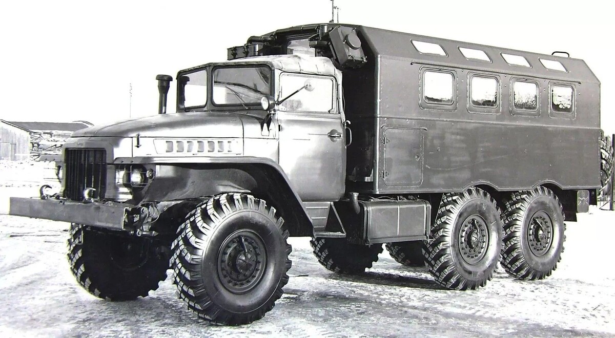 Урал-375А с кузовом КП-375 и системой жизнеобеспечения