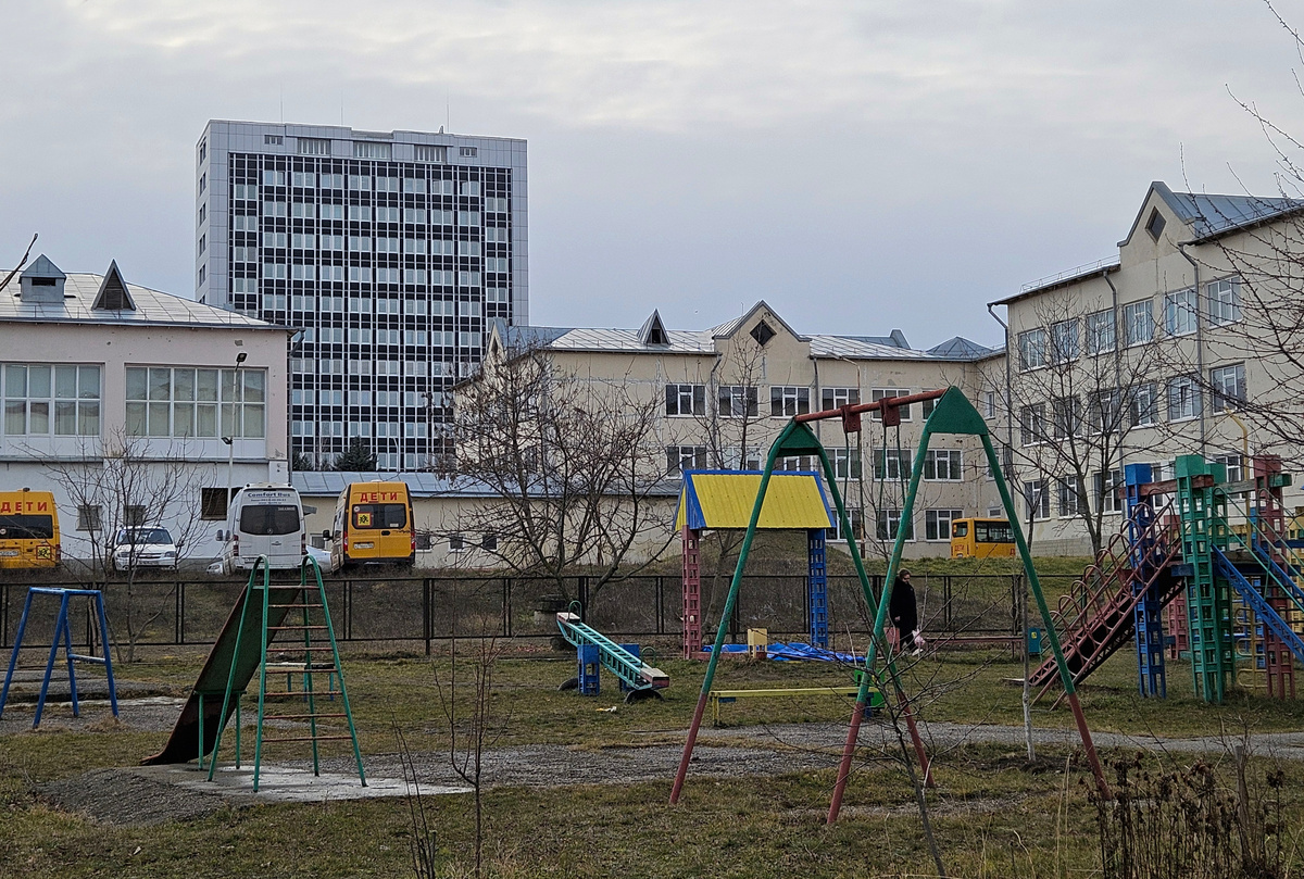 Посёлок Энергетик. Вид на 28 школу и здание «ОДУ Юга»