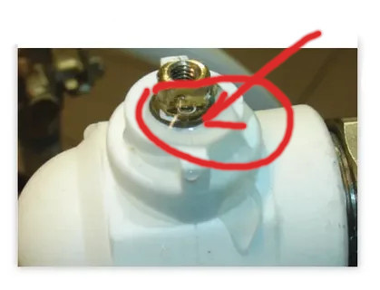 Утечка  под шток в полипропиленовом кране. Такое тоже бывает если краны не  сильно качественные. Фото взято из открытых источников в интернете.