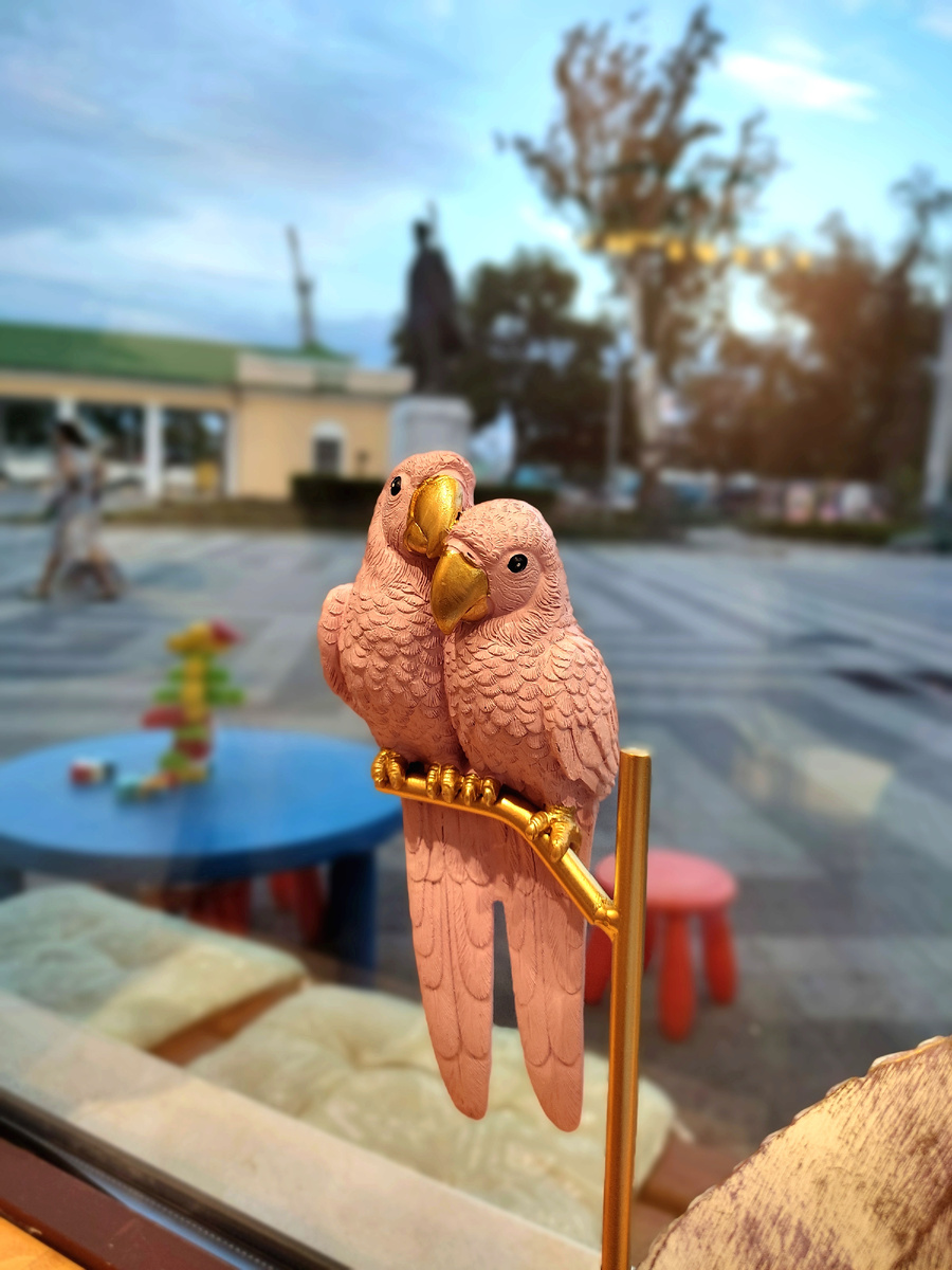 Вид из окошка кофейни на привокзальной площади в Феодосии. 