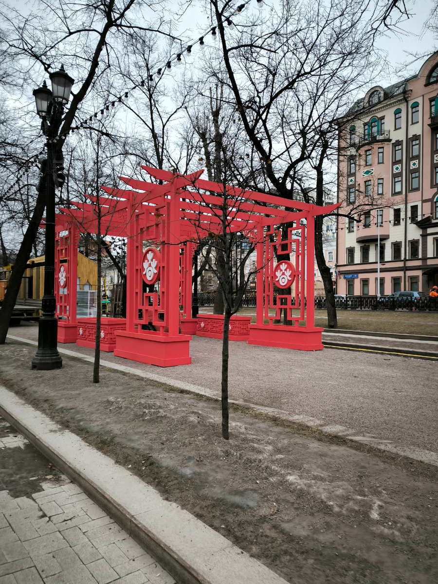 Бульвар продолжают украшать к Китайскому Новому Году 