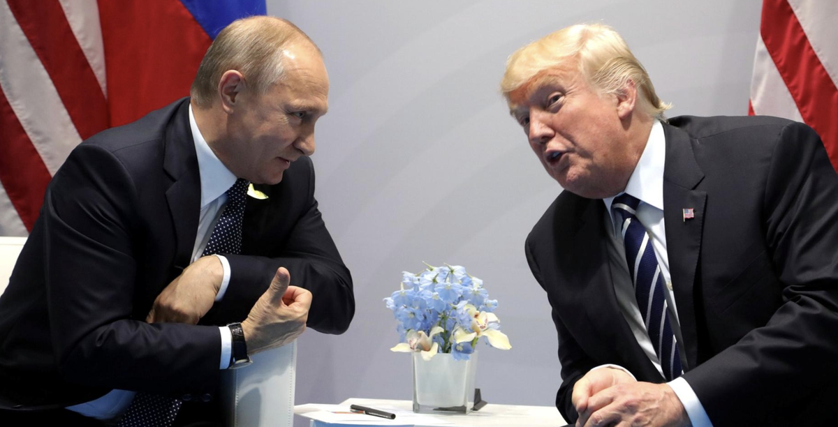 Владимир Путин и Дональд Трамп на встрече в 2017 году © Universal History Archive/Universal Images Group via Getty Images