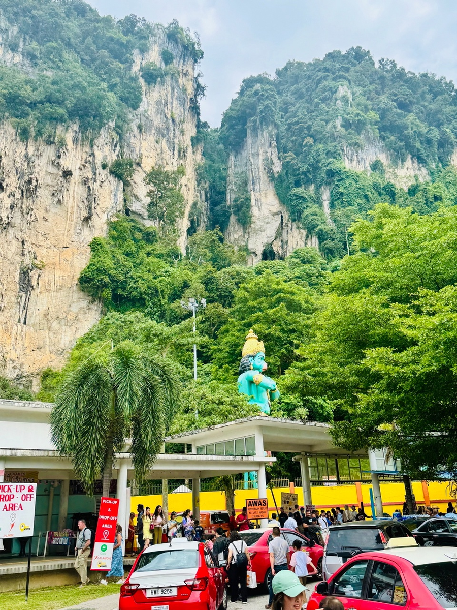 Вход к пещерам: много людей, машин, такси