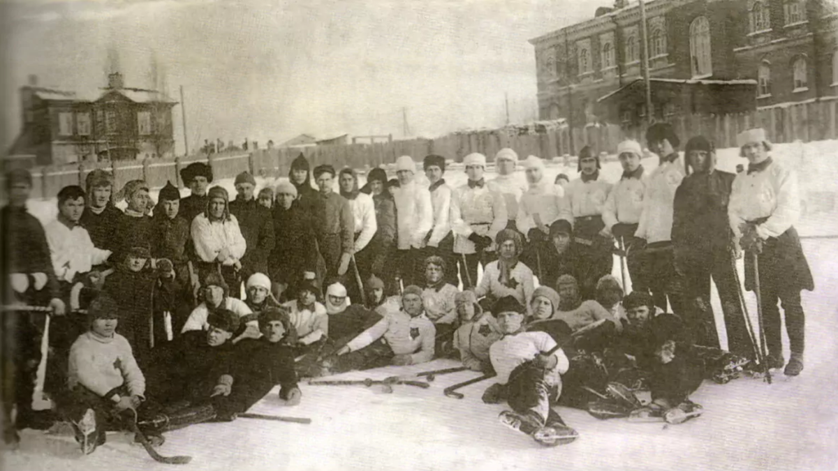    Каток на перекрестке Волочаевской и Муравьева-Амурского, 1920 годы. Сейчас здесь задворки Дома-коммуны на Муравьёва-Амурского, 25
