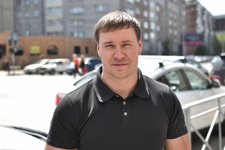 Дмитрий Морковин заступился за пару. Фото: Влад КОМЯКОВ.